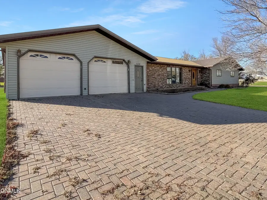 102 9th Avenue Se, Crosby, ND 58730 - #3