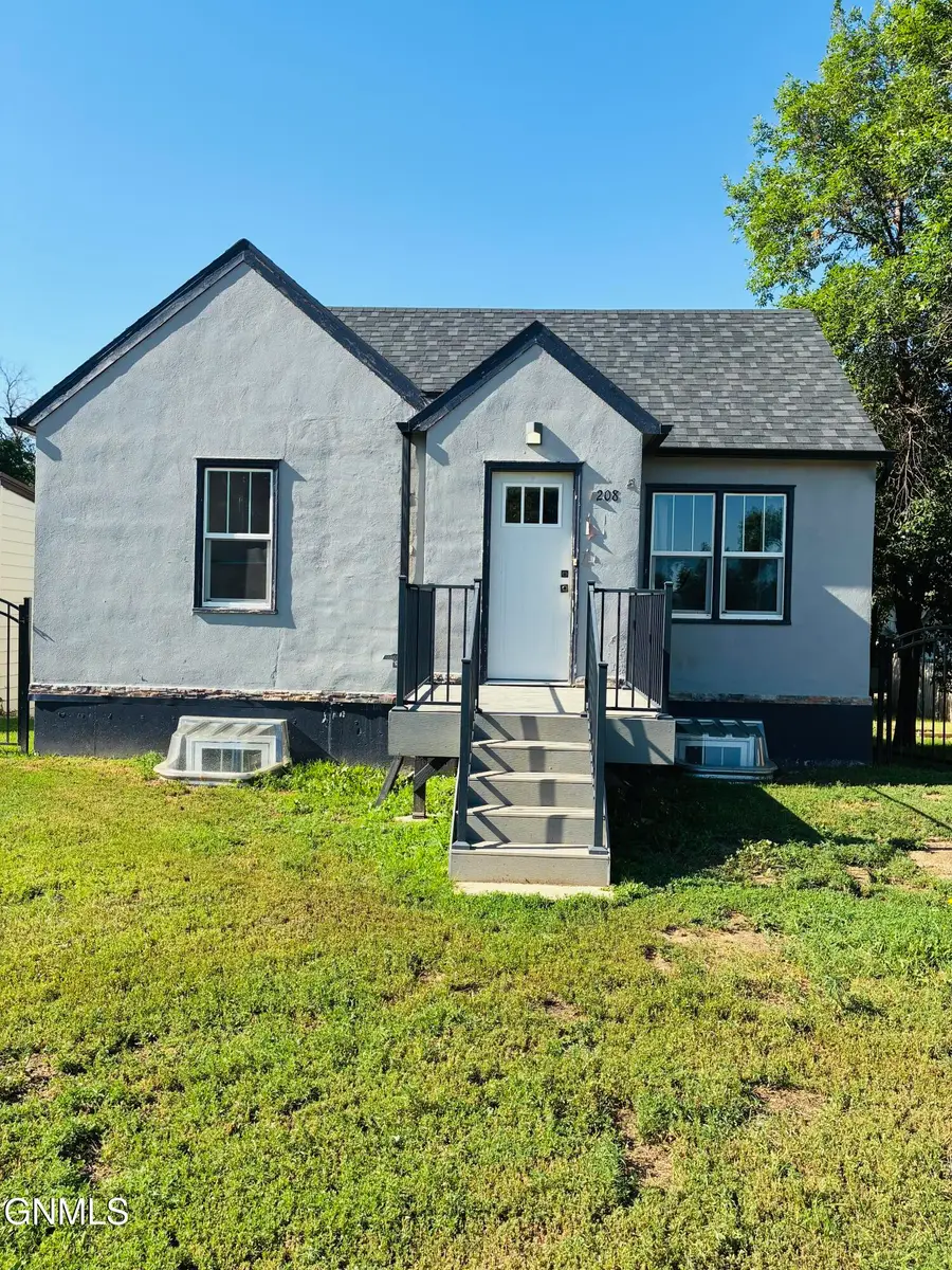 208 4th Avenue Ne, Watford City, ND 58854 - #2