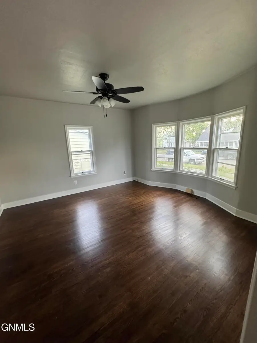 612 5th Avenue Se, Jamestown, ND 58401 - #2
