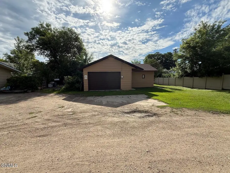 516 2nd Avenue Sw, Jamestown, ND 58401 - #3