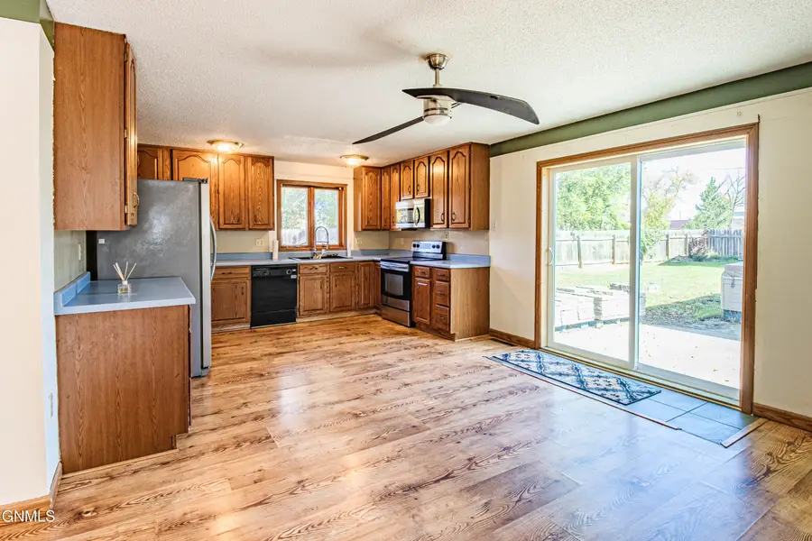 102 2nd Avenue Sw, Hazen, ND 58545 - #2