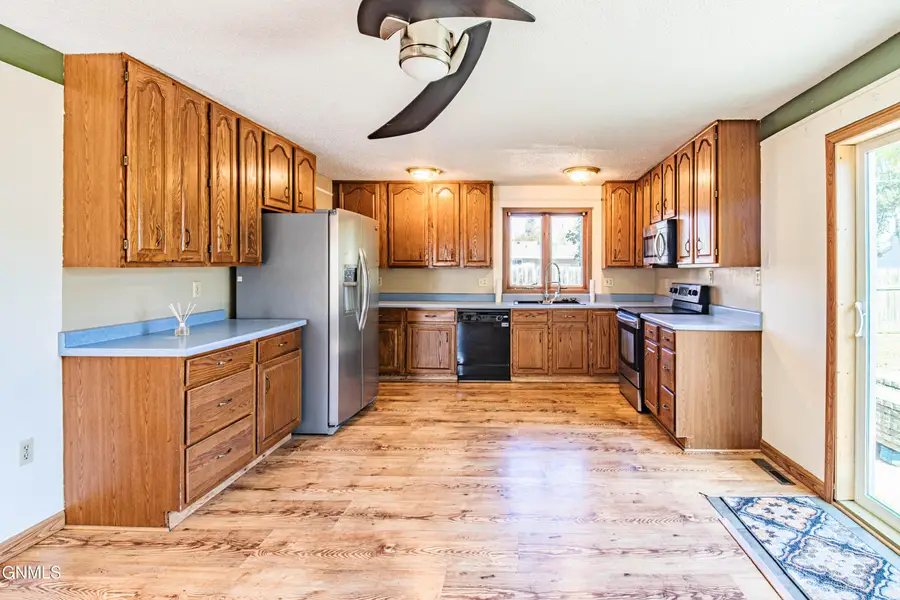 102 2nd Avenue Sw, Hazen, ND 58545 - #3