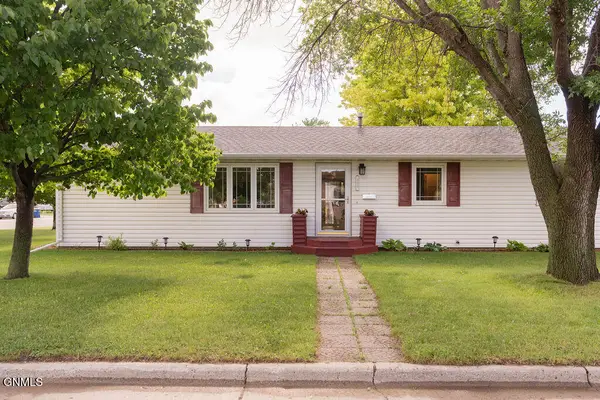 326 17th Avenue Ne, Jamestown, ND 58401