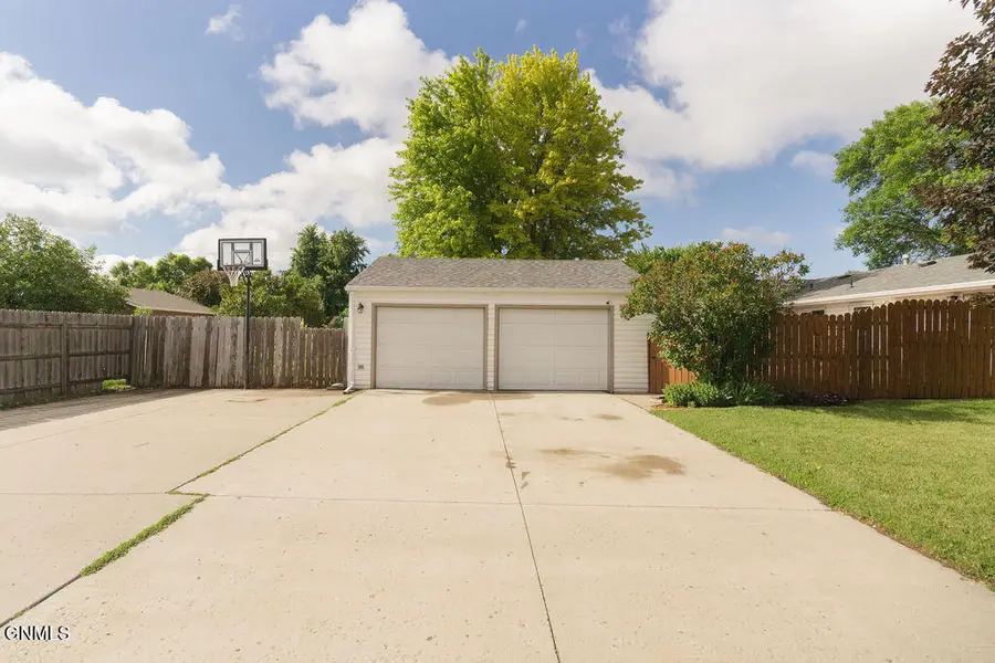 326 17th Avenue Ne, Jamestown, ND 58401 - #3