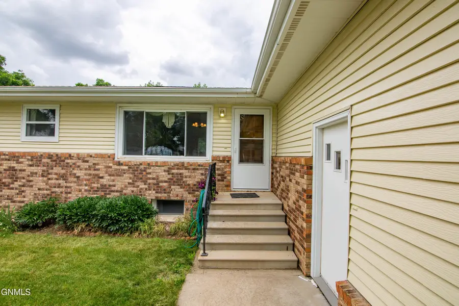 208 4th Street Nw, Hazen, ND 58545 - #3