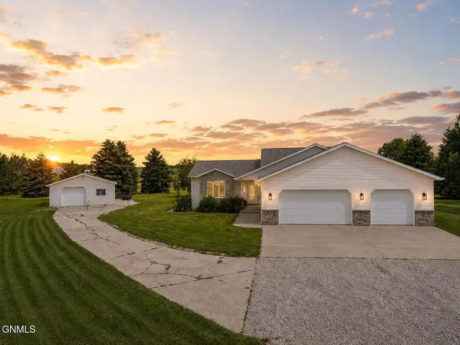 520 Crestland Place, Bismarck, ND 58503 - #2