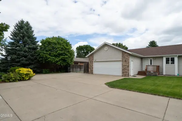 1557 Washington Street S, Bismarck, ND 58504