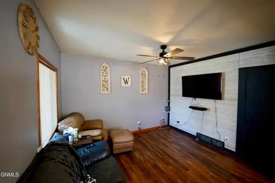 620 2nd Street Sw, Jamestown, ND 58401 - #2