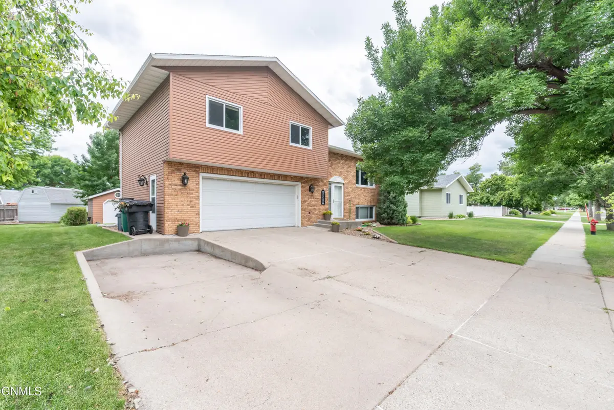 615 Wachter Avenue E, Bismarck, ND 58504 - #1