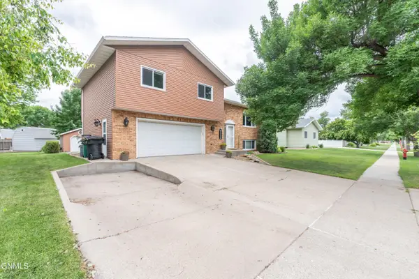 615 Wachter Avenue E, Bismarck, ND 58504