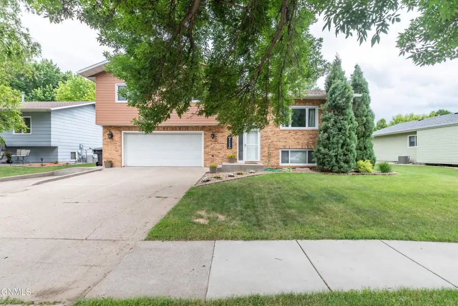 615 Wachter Avenue E, Bismarck, ND 58504 - #2