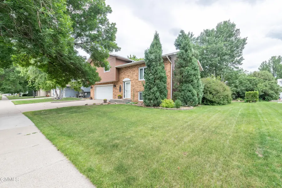 615 Wachter Avenue E, Bismarck, ND 58504 - #3