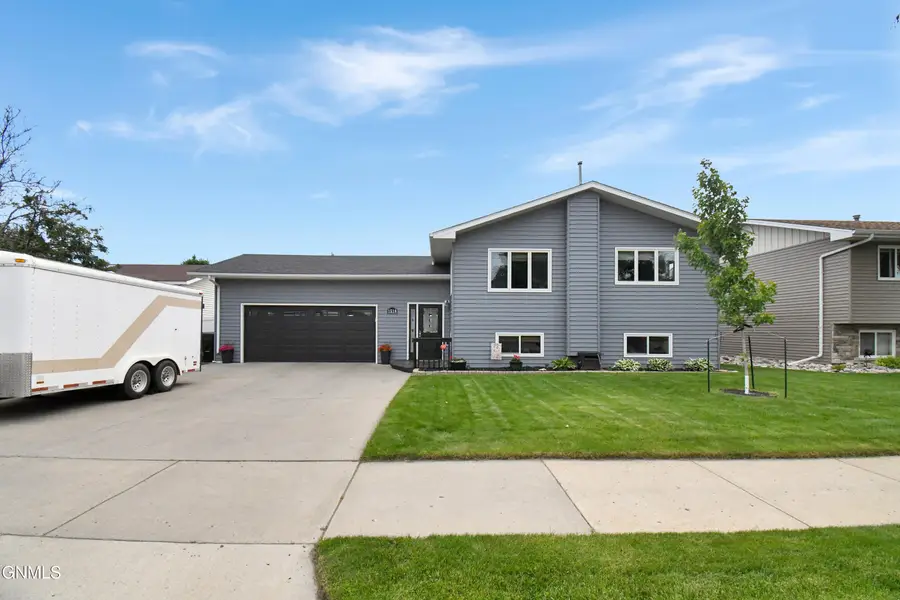 1518 6th Avenue W, Williston, ND 58801 - #2