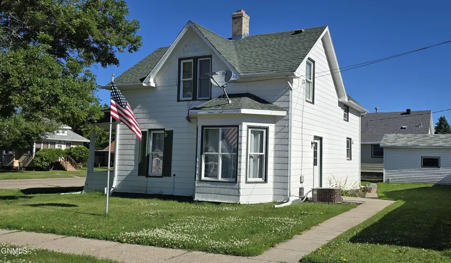 402 4th Avenue Nw, Jamestown, ND 58401 - #3