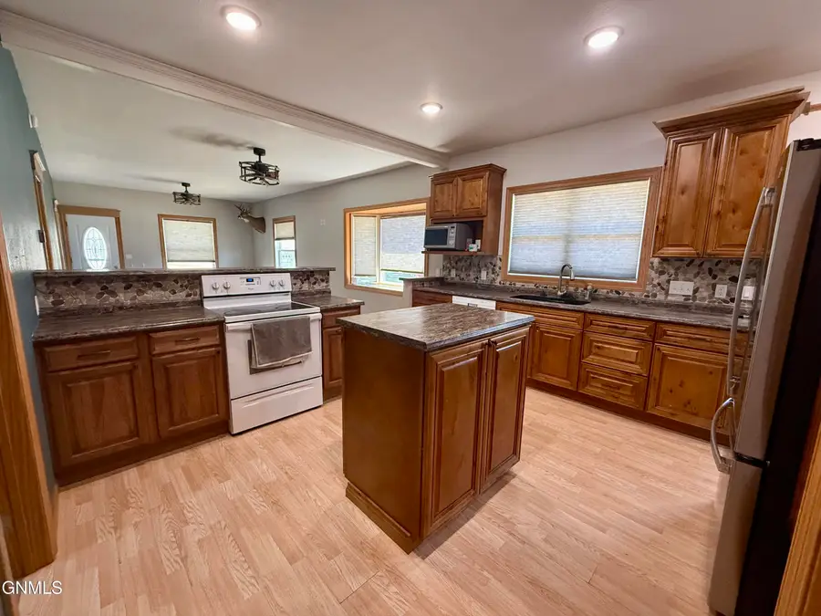 15 10th Street N, Oakes, ND 58474 - #2