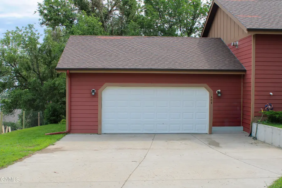 404 4th Street Nw, Watford City, ND 58854 - #2