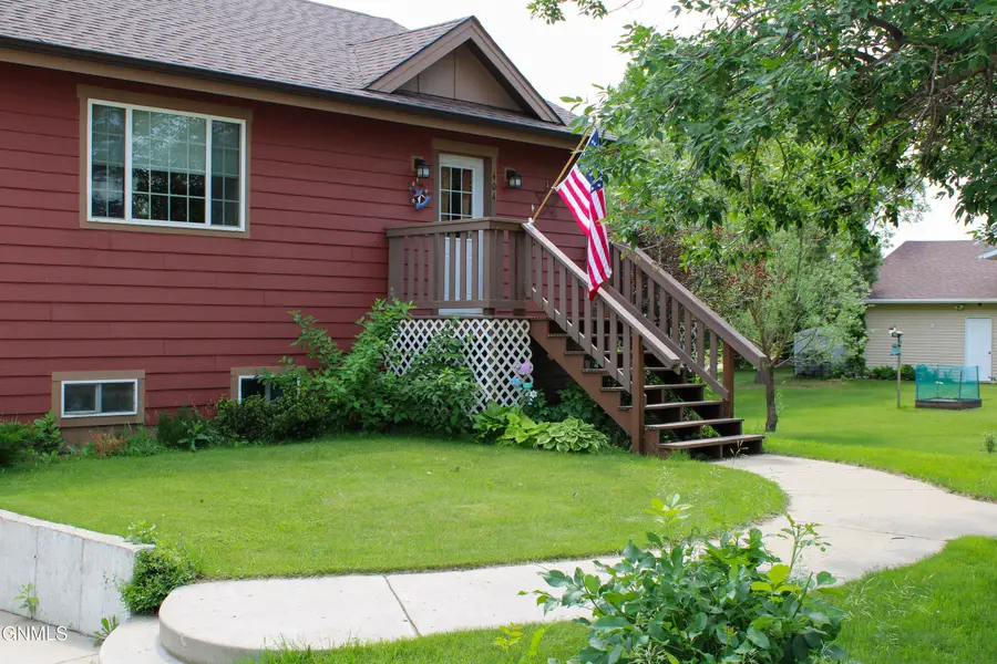 404 4th Street Nw, Watford City, ND 58854 - #3