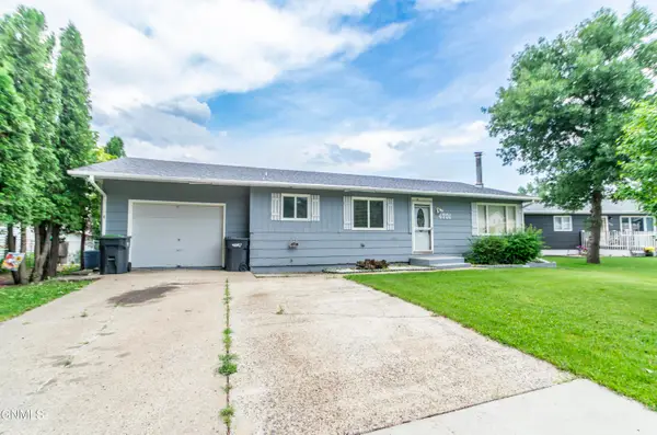 4701 Roughrider Circle W, Mandan, ND 58554