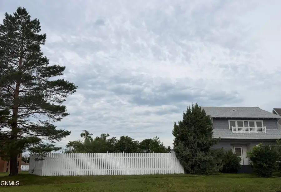 618 4th Avenue Se, Jamestown, ND 58401 - #2