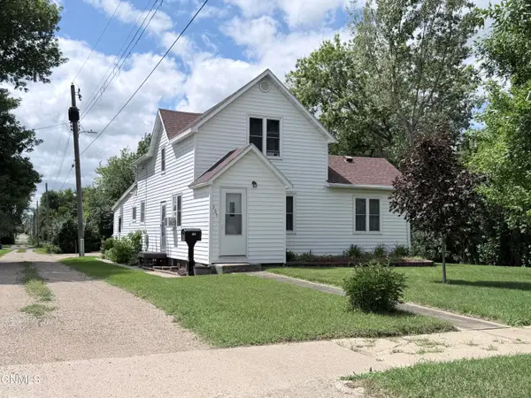 365 7th Avenue N, Carrington, ND 58421