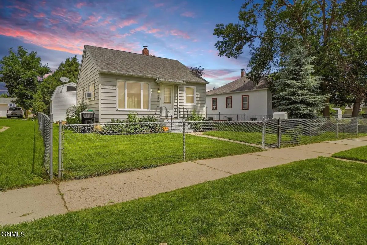 612 4th Street W, Williston, ND 58801 - #1