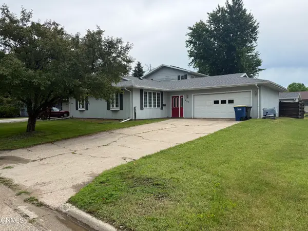 242 18th Avenue Ne, Jamestown, ND 58401
