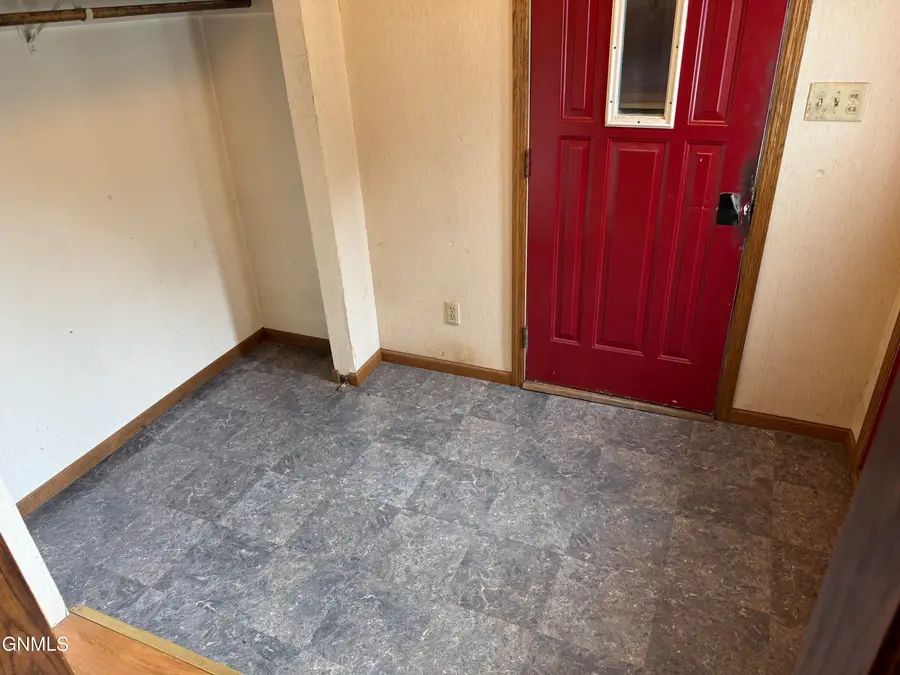 242 18th Avenue Ne, Jamestown, ND 58401 - #2