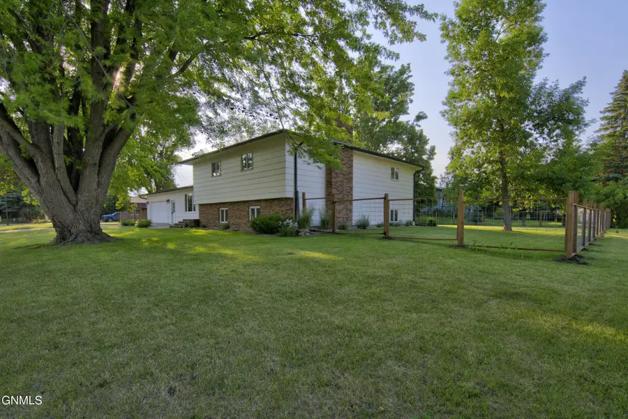 309 17th Street Ne, Jamestown, ND 58401 - #3