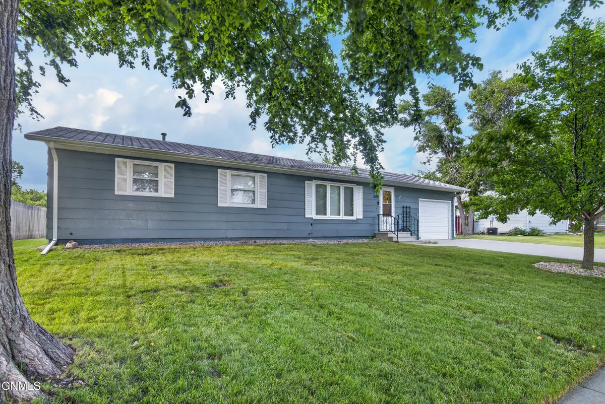 825 16 1/2 Street Ne, Jamestown, ND 58401 - #1