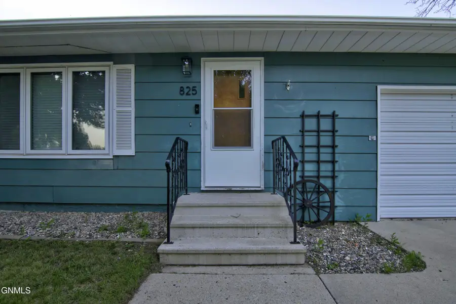 825 16 1/2 Street Ne, Jamestown, ND 58401 - #2