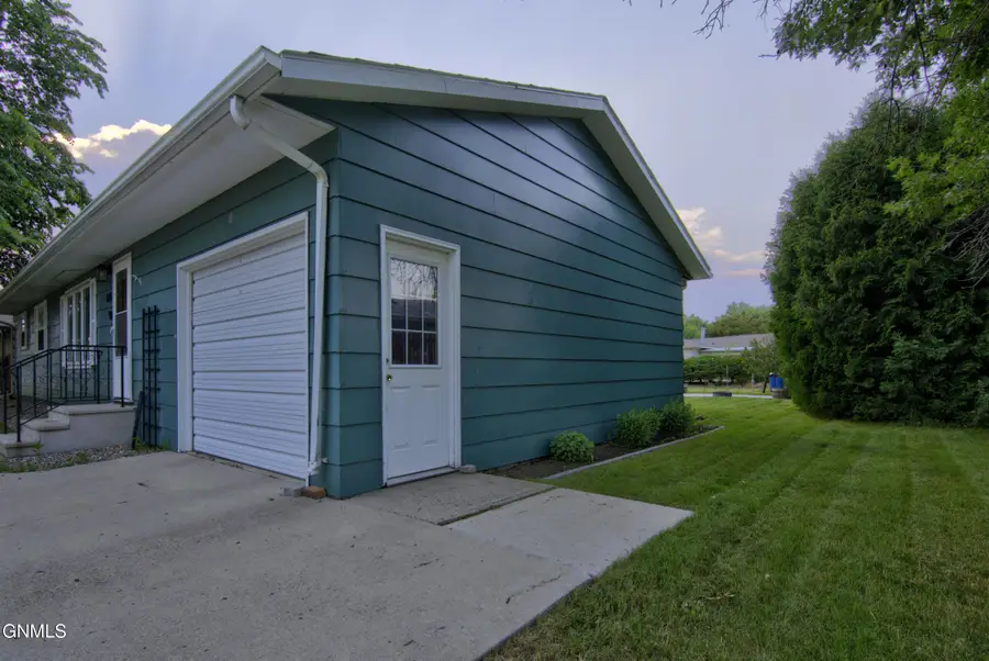 825 16 1/2 Street Ne, Jamestown, ND 58401 - #3