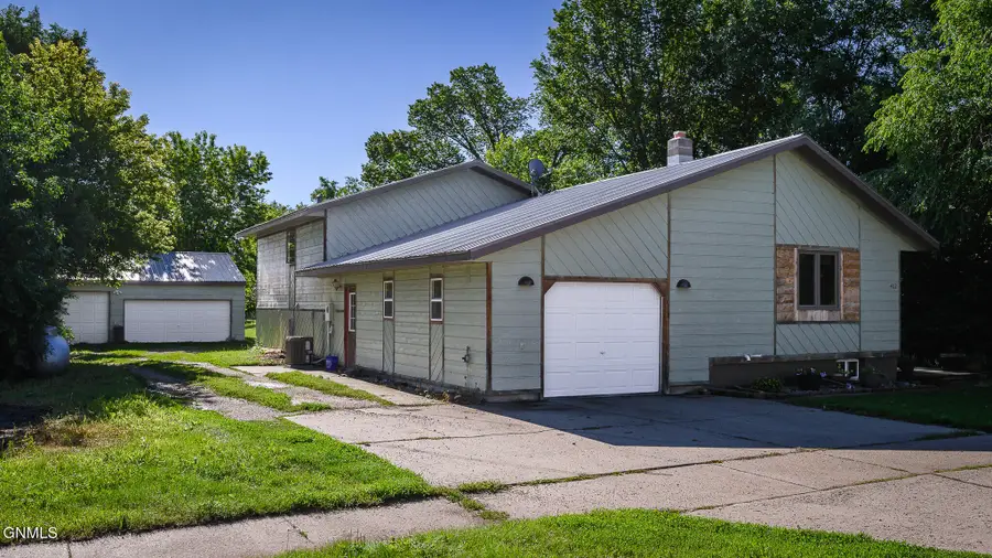 402 4th Avenue Nw, Hazen, ND 58545 - #2