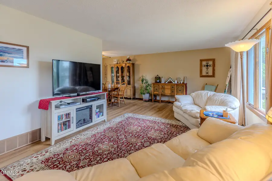 1408 9th Avenue Nw, Mandan, ND 58554 - #3