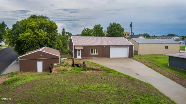 412 Sampson Avenue W, Linton, ND 58552