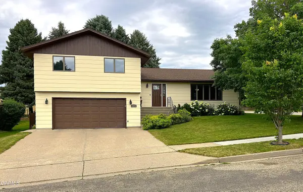 1026 Governor Lane, Bismarck, ND 58501