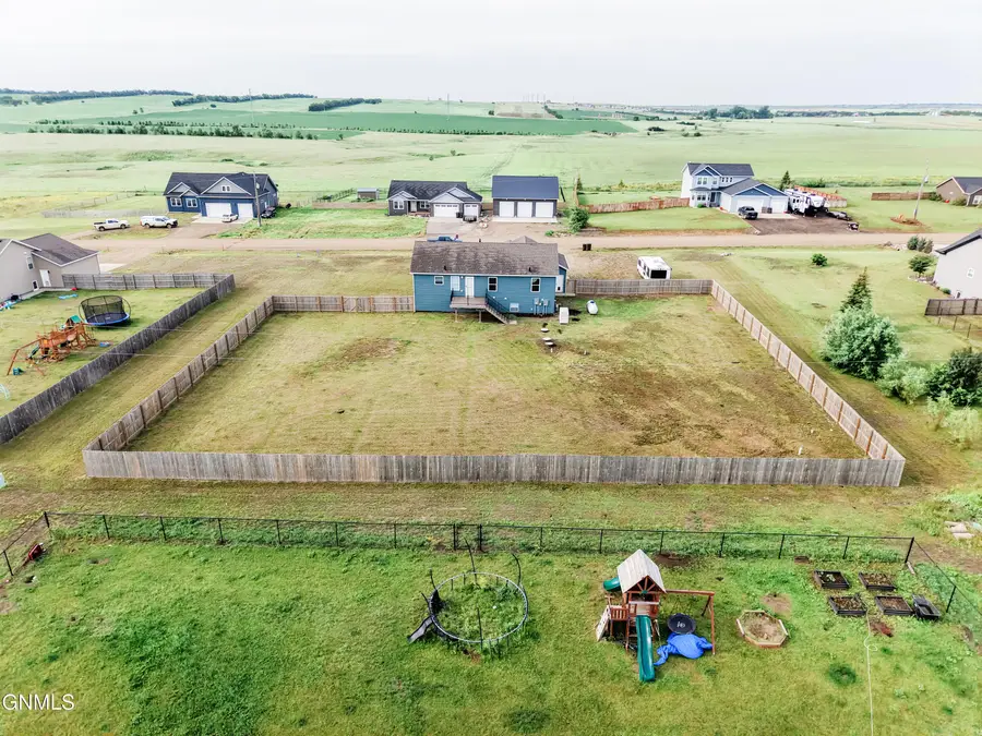 13675 Redwood Way Nw, Williston, ND 58801 - #3