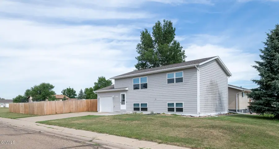 601 Ash Avenue W, Glen Ullin, ND 58631 - #2