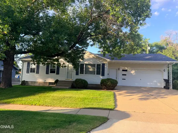 2013 Assumption Drive, Bismarck, ND 58501