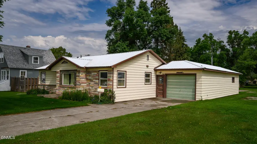 516 Hickory Avenue, Linton, ND 58552 - #2