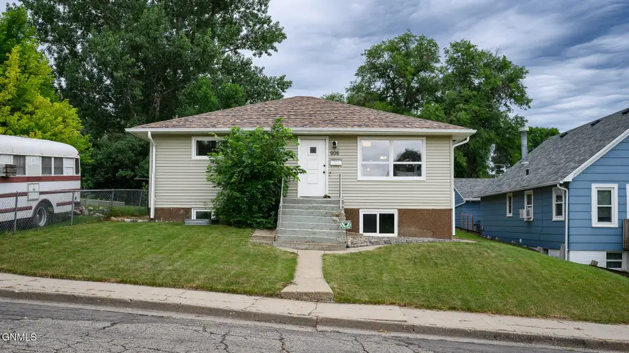 906 5th Avenue Nw, Mandan, ND 58554 - #2