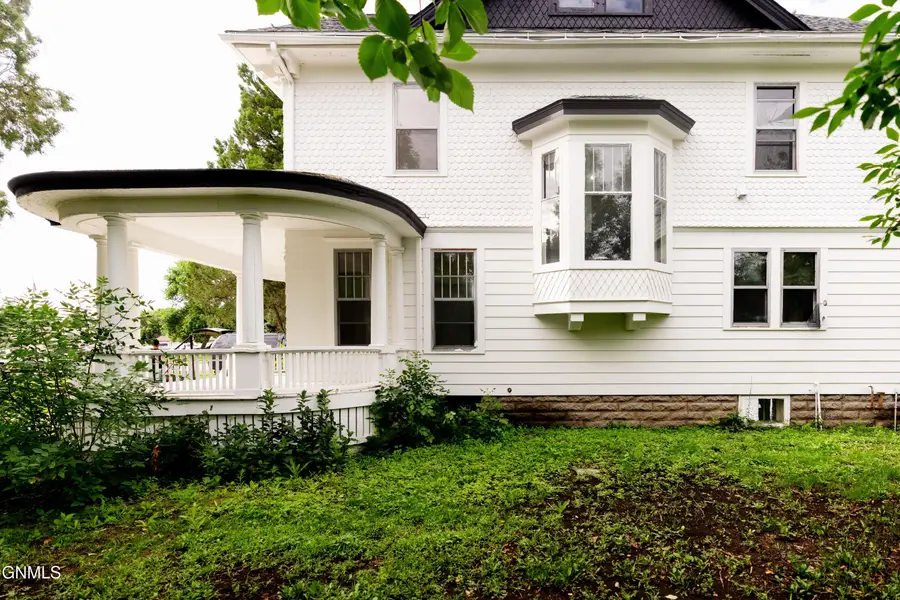 504 2nd Avenue Se, Jamestown, ND 58401 - #2
