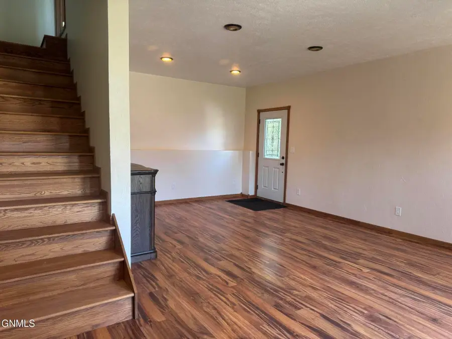 304 6th Avenue Nw, Watford City, ND 58854 - #2