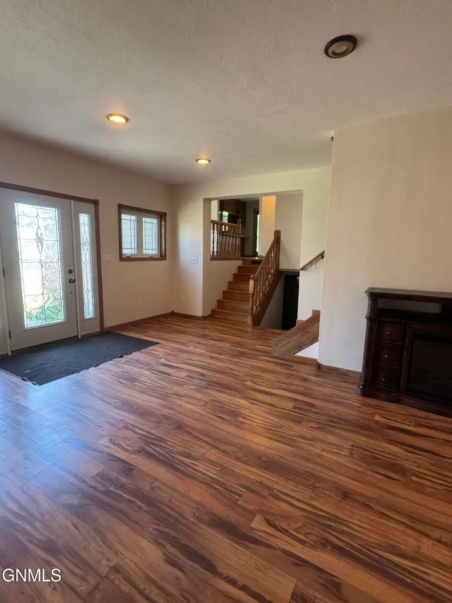 304 6th Avenue Nw, Watford City, ND 58854 - #3