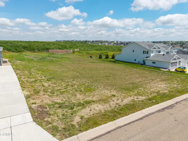 2016 Prairie Hawk Drive, Bismarck, ND 58503
