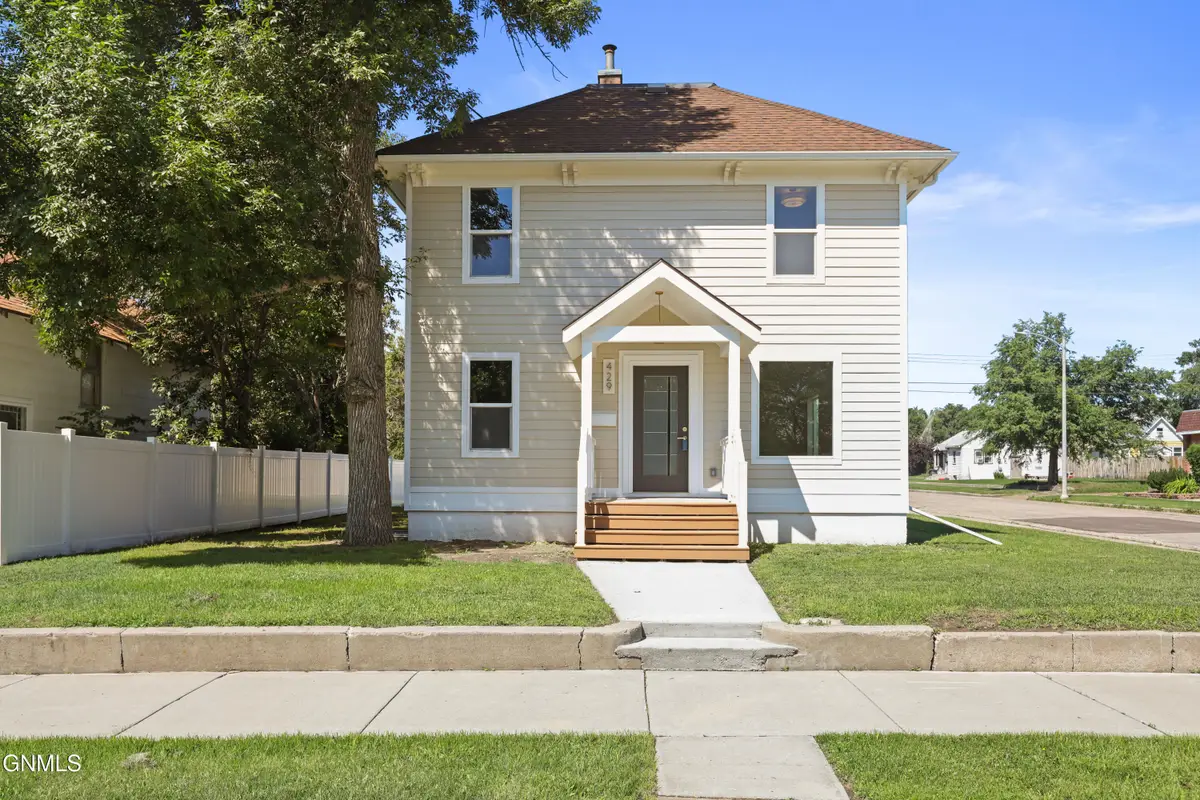 429 7th Avenue W, Williston, ND 58801 - #1