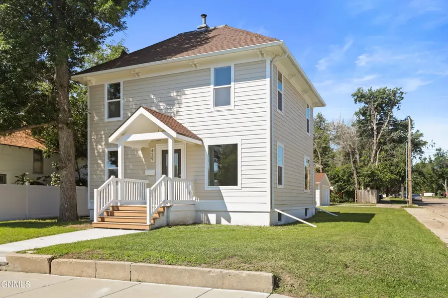 429 7th Avenue W, Williston, ND 58801 - #2