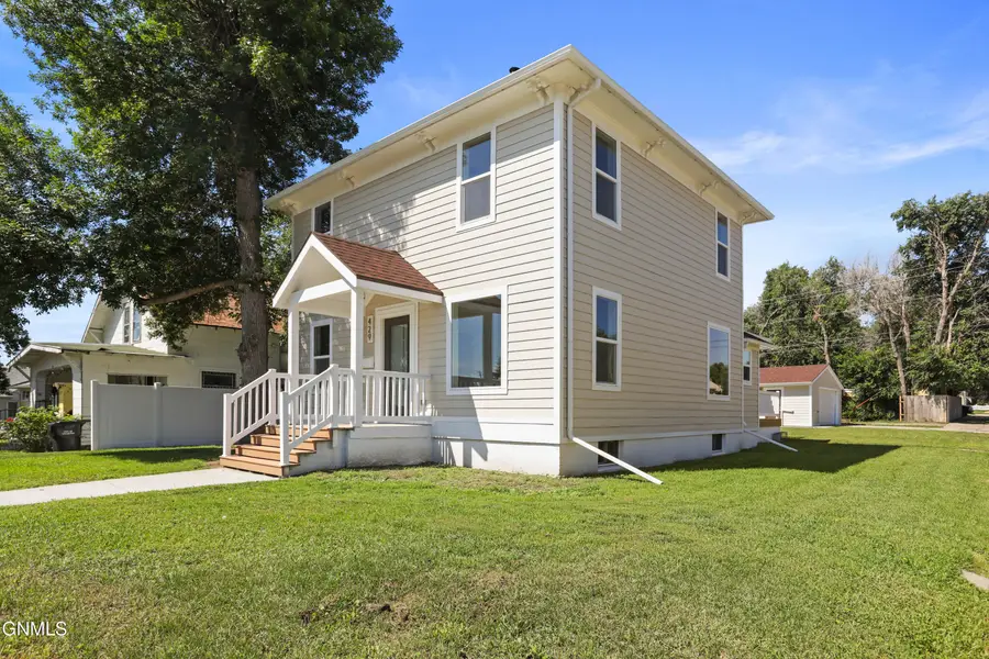 429 7th Avenue W, Williston, ND 58801 - #3