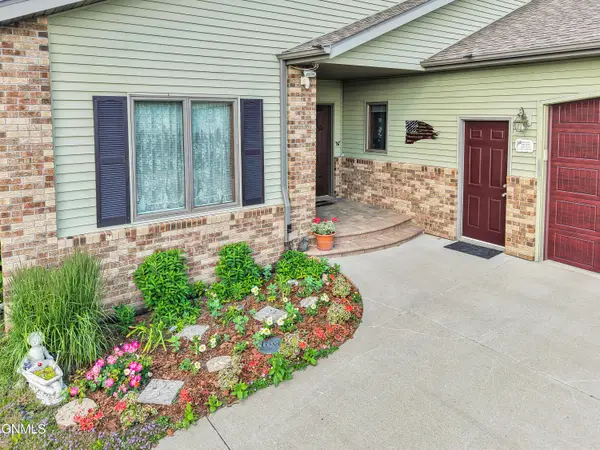 5414 Country Creek Drive, Bismarck, ND 58503