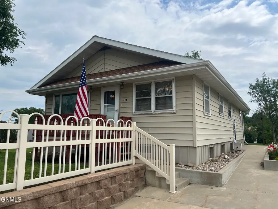 328 2nd Street Ne, Watford City, ND 58854 - #3