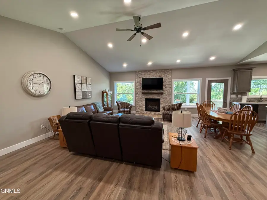 12493 Timber Cove Circle, Watford City, ND 58854 - #2